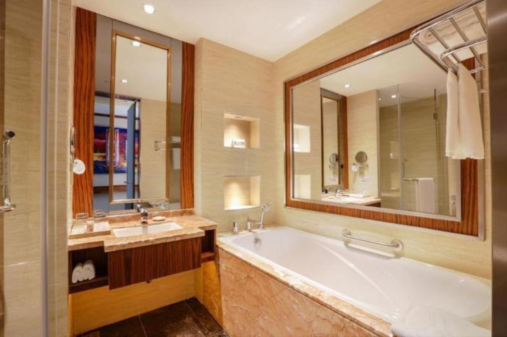 Ramada Plaza Huizhou East Hotel Екстер'єр фото