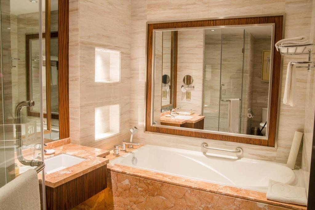 Ramada Plaza Huizhou East Hotel Екстер'єр фото