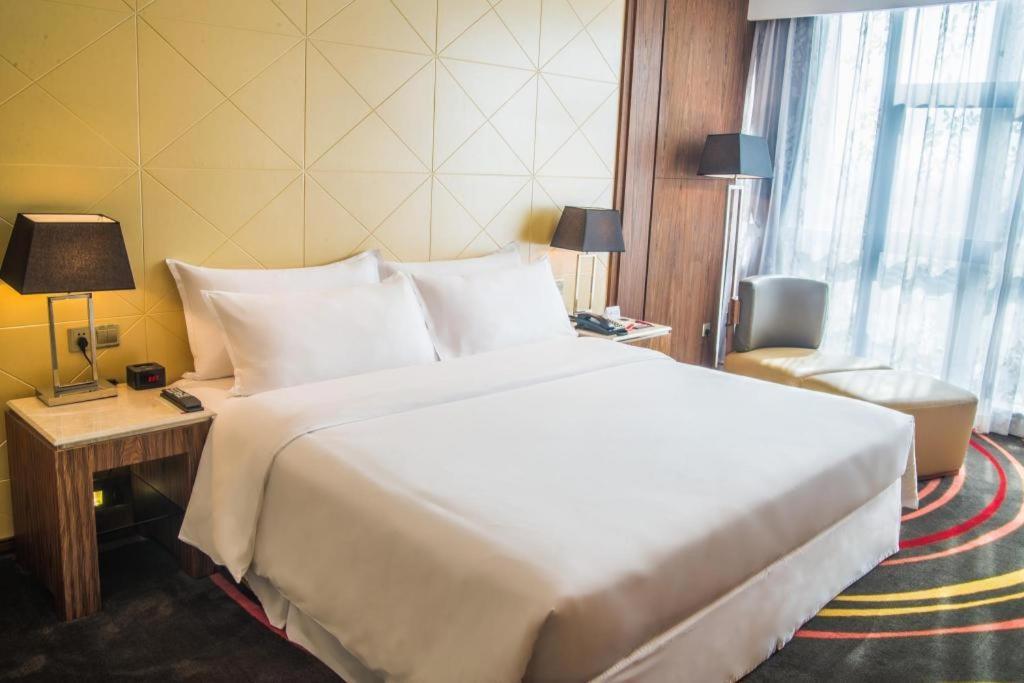 Ramada Plaza Huizhou East Hotel Екстер'єр фото